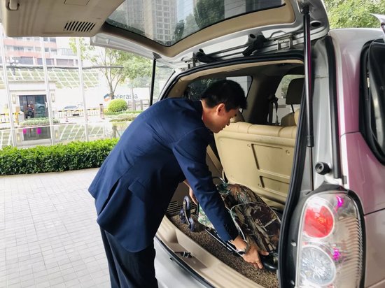 刘锦辉协助长辈拿行李