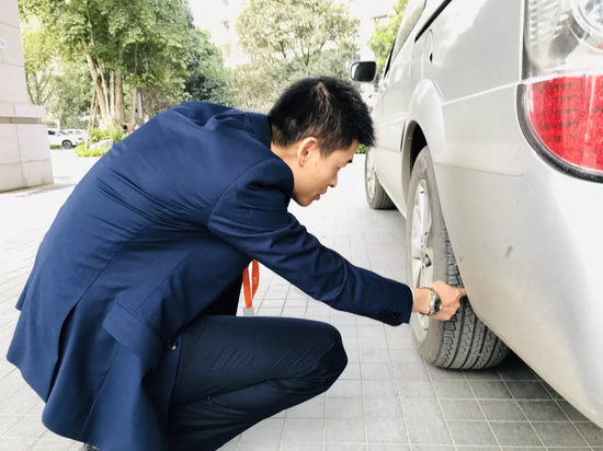 刘锦辉行驶前细心检查车辆