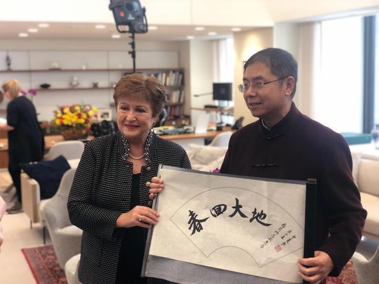 IMF中国区执行董事金中夏向格奥尔基耶娃赠送礼物,以感谢她对中国人民的支持