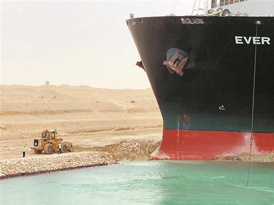 瘫痪了苏伊士运河的巨型货船开始移动，油价反弹结束了吗？  |苏伊士运河_新浪财经_Sina.com