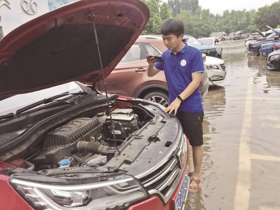中国太保工作人员正在紧张地查勘定损中
