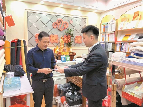 深圳农商银行客户经理下沉社区。