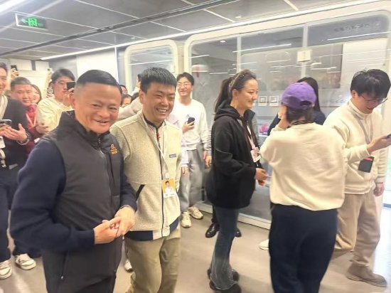 马云现身阿里巴巴杭州园区 云中马却涨停了?股民:匪夷所思
