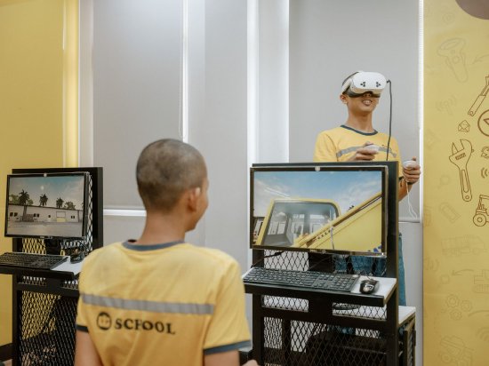 在位於雅加達的United Tractors職業學院,學生們通過虛擬現實學習重型機械維護
