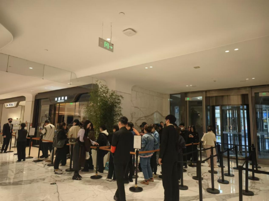 又挤爆了！ 老铺黄金即将涨价：有人600万“扫货”，二手市场却遇冷｜BUG