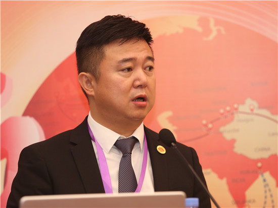 建华集团董事长_楚雄建华董事长照片