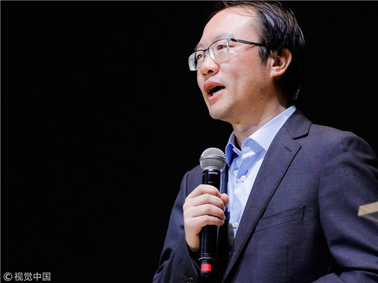 老总支走副总_公司老总走过来的照片