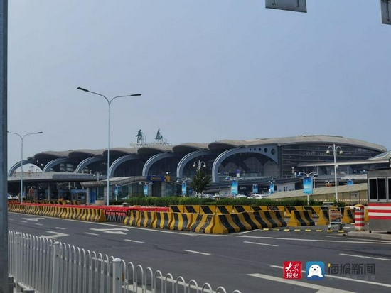 流亭机场总的来看,胶东机场的航站楼和飞行区规模比流亭扩大4倍多,各