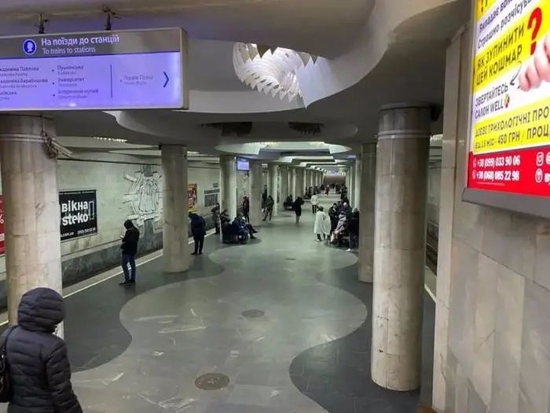 当地时间24日，乌克兰第二大城市哈尔科夫部分居民为自身安全进入地铁站，躲避可能发生的大规模战事。（图/央视新闻）