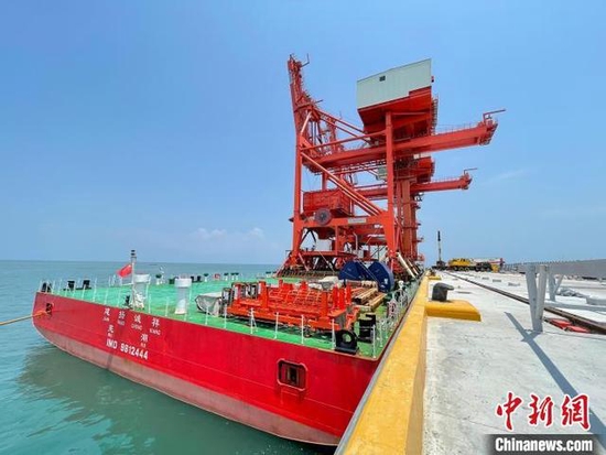 4月9日,卸船机顺利抵达柬埔寨西哈努克港。 高帅 摄