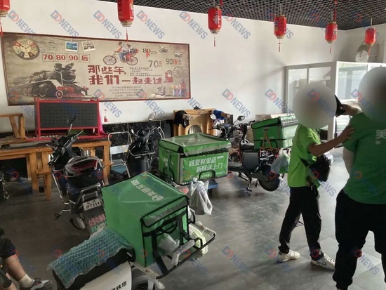 图注：紧邻每日优鲜的美团买菜前置仓中的员工