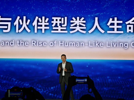 直击WAIC丨荣耀CEO李健:智能体操作系统将拥有基础生命特征、认知记忆系统、自我意识和灵魂