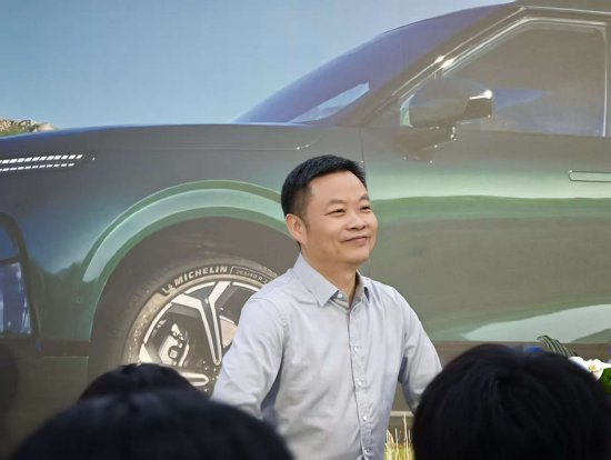 何小鹏谈“与尹正合作”：跟欧阳娜娜搭台是两种感觉，“他们共同点是都比我会说”