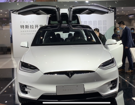 进博会现场展出的Model X 新浪财经 摄