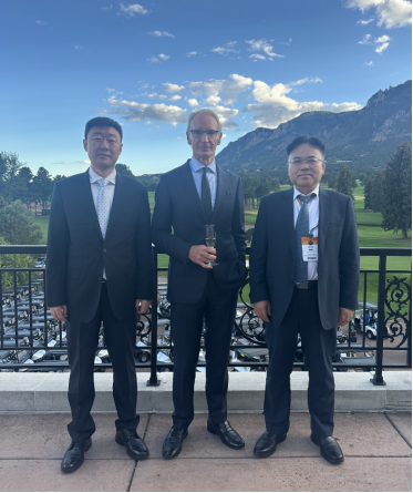 现场合影（从左到右）：山东黄金集团有限公司党委书记、董事长张晓海、世界黄金协会CEO泰达维、中国黄金集团有限公司党委书记、董事长周洲