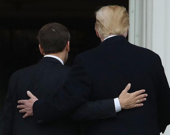 4月24日，特朗普为马克龙在白宫南草坪举行正式欢迎仪式后，两人走进白宫。来源：视觉中国