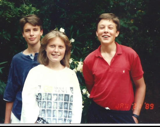 图中右侧为大儿子埃隆、左侧为小儿子金博尔、中间为女儿托斯卡