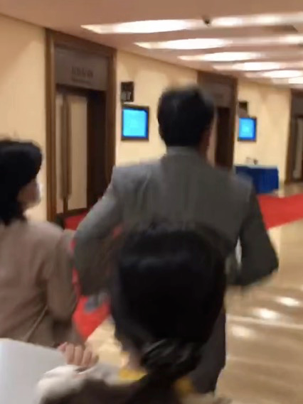 (避而不答,嘉宾们跑步离场)