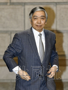12月18日上午，日本央行行长黑田东彦走进总行参加货币政策会议。（共同社）