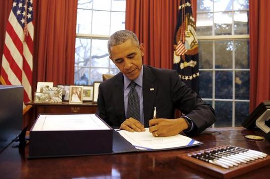 12月18日，美国总统奥巴马在白宫椭圆形办公室签署联邦政府支出法案。
REUTERS/CARLOS BARRIA