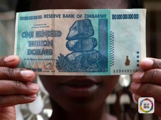 津巴布韦面值1百万亿纸币。