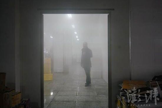 20叶照辉在生产车间视察,车间水蒸气弥漫。