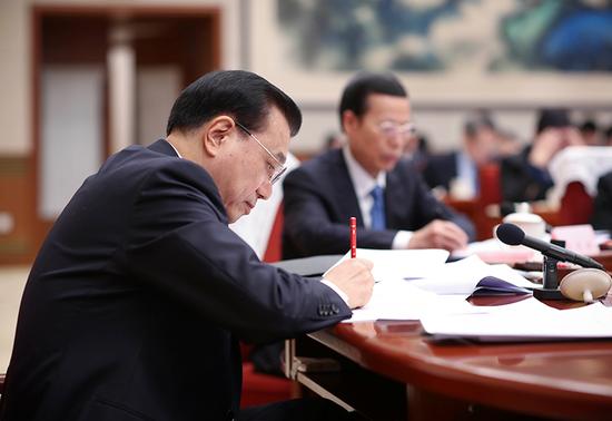 李克强:必须以新理念引领发展 牢牢扭住发展第