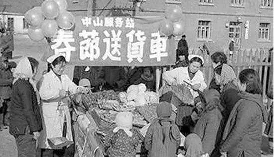 匮乏年代里 过年意味着拼尽全力夺取食物|匮乏