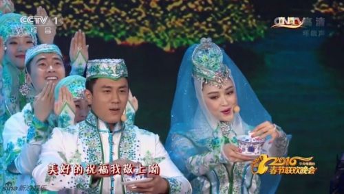 蒋欣和杜淳在猴年春晚的表演。