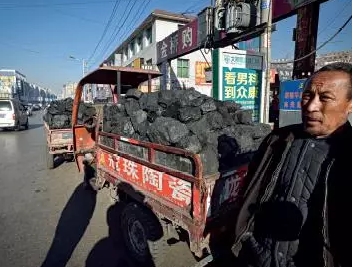 其他地方常见商贩在路边卖衣服、小吃，而大柳塔的路边摊卖的是煤