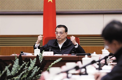 李克强主持召开国务院常务会议，他强调中国经济从来都是在挑战中成长的。每逢困难会更加坚韧，越遇挑战会越战越勇!