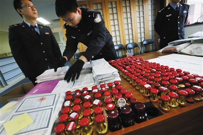 2月16日,海淀分局,民警正在展示收缴的空壳公司虚开增值税票所用的公章及票据。 新京报记者 尹亚飞 摄