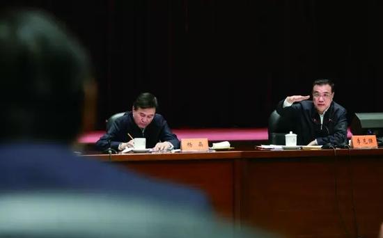 ▲1月4日，中共中央政治局常委、国务院总理李克强在太原主持召开钢铁煤炭行业化解过剩产能、实现脱困发展工作座谈会，研究部署相关工作。