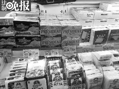 昨晚记者探访涉案超市，发现在卖的总统牌咸味黄油均在保质期内，与涉案产品批次不同。摄/记者 唐宁（来源：法制晚报）