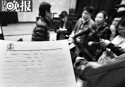 打假人买过期黄油获赔千元，因裁剪小票（左）篡改证据被罚3000元 摄/记者 郭谦（来源：法制晚报）