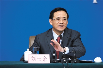 中国证券监督管理委员会主席刘士余正在回答中外记者提问。