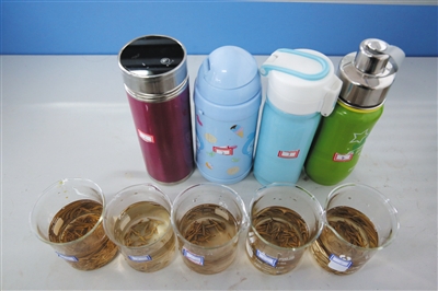 不同保温杯泡出的茶水颜色呈现出不同的深浅度。
