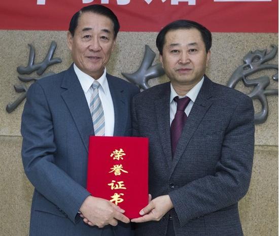 刘源向母校捐赠上将军服