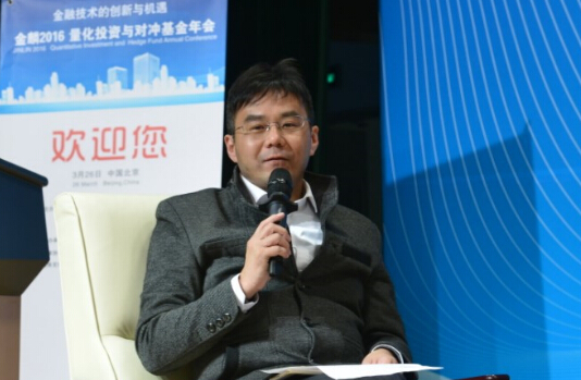 上图为圆桌论坛主持人中国量化投资学会理事长丁鹏新浪财经讯 3月26日