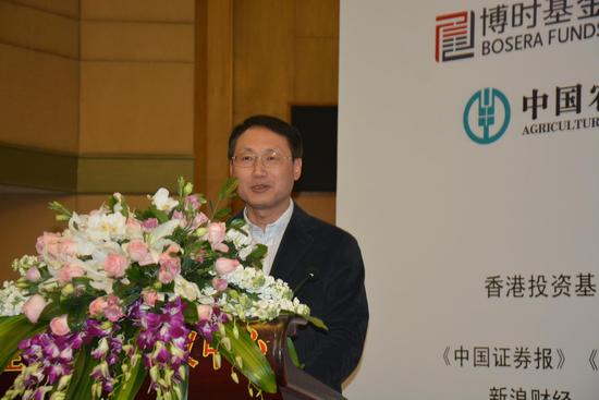 2016年中国基金业年会在北京举行，本届年会主题是“开启全球化新征程”。上图为中国建设银行总行个人存款与投资部副总经理 曹伟。