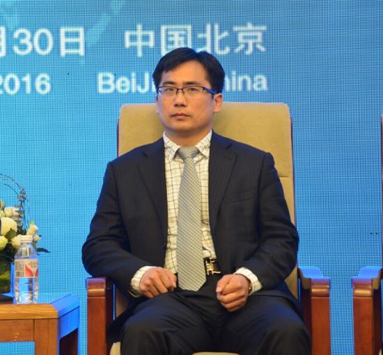 2016年中国基金业年会在北京举行，本届年会主题是“开启全球化新征程”。上图为前海开源基金管理公司执行总经理杨德龙。