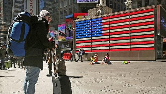 美国纽约时代广场的游客。来源：视觉中国