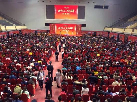 苏州高新区某楼盘在体育馆开盘