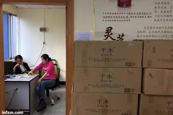 2016年4月13日,广州,千木灵芝位于杨箕地铁站附近的一个销售点,工作人员在吃饭。(南方周末记者 翁洹/图)