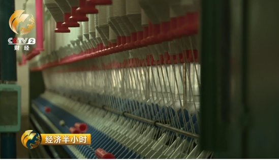 △瑞生棉业有限公司经理李兆新告诉记者，他们企业刚刚新上了紧密纺和竹节纱两套先进的设备。
