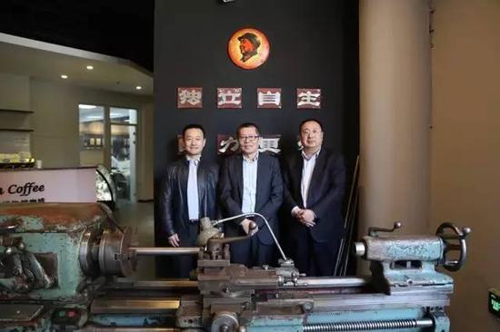 沈阳市人大副主任顾春明在田家区长等陪同下兴致勃勃的参观博物馆,给予高度评价,并安排赠送博物馆一部50年代的老车床。