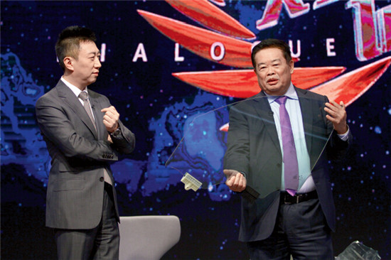 福耀玻璃工业集团股份有限公司创始人、董事长曹德旺（右）在央视《对话》节目录制现场。