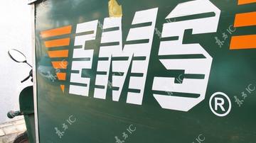 EMS快递员被指撞人后逃走