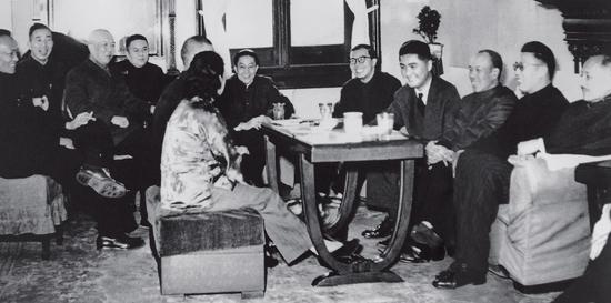 1956 年，上海工商联副主任荣毅仁（右四）同上海工商界人士就上海市私营工商业社会主义改造进行座谈。