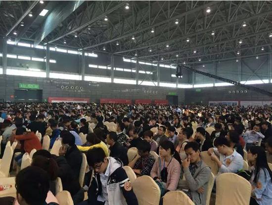 4月30日上午7点不到，滨湖国际会展中心早已人声鼎沸，来自省城四面八方的购房者排起“长龙”般的队伍。